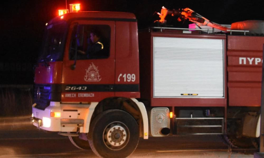 Φωτιά σε βιοτεχνία στο Μοσχάτο - Επιχειρούν 25 πυροσβέστες